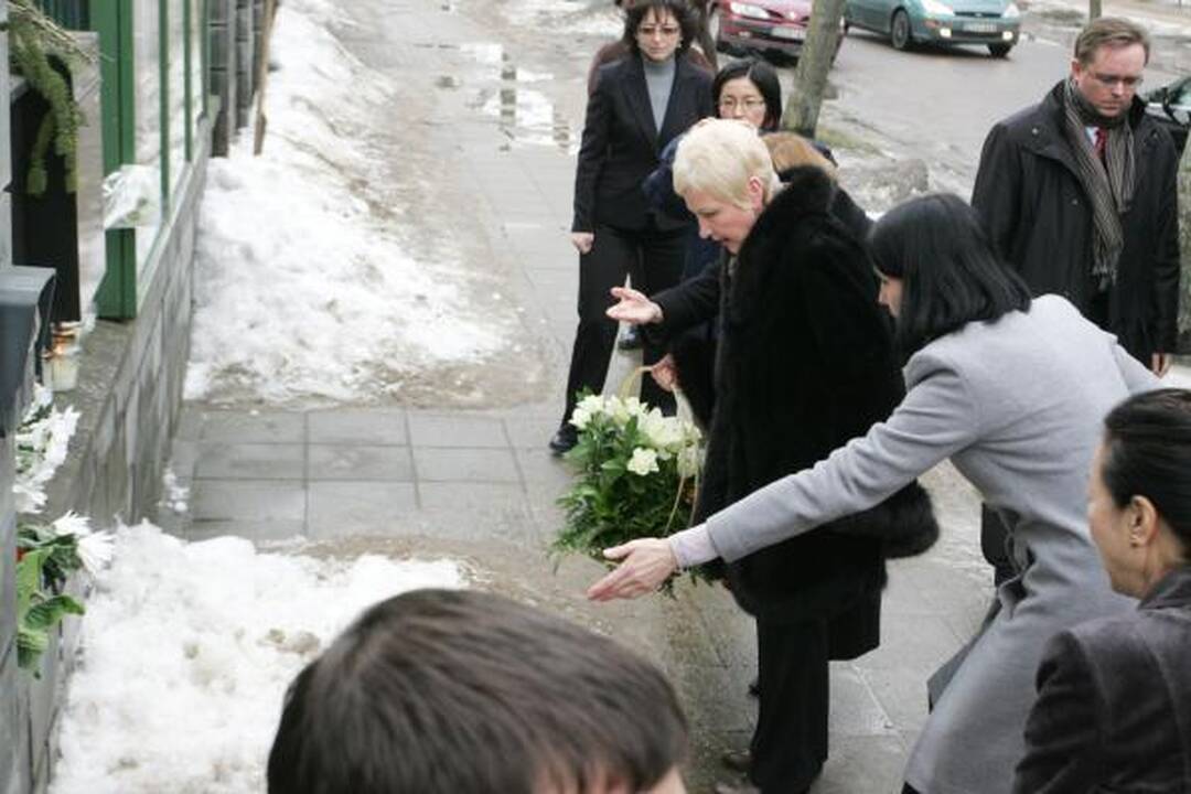 Seimo pirmininkė padėjo gėlių ir uždegė žvakutę prie Japonijos ambasados
