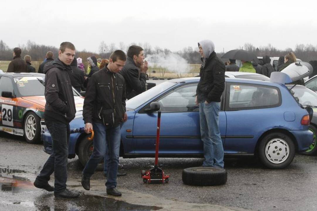 Veiviržėnuose pavasarį budino slalomas  