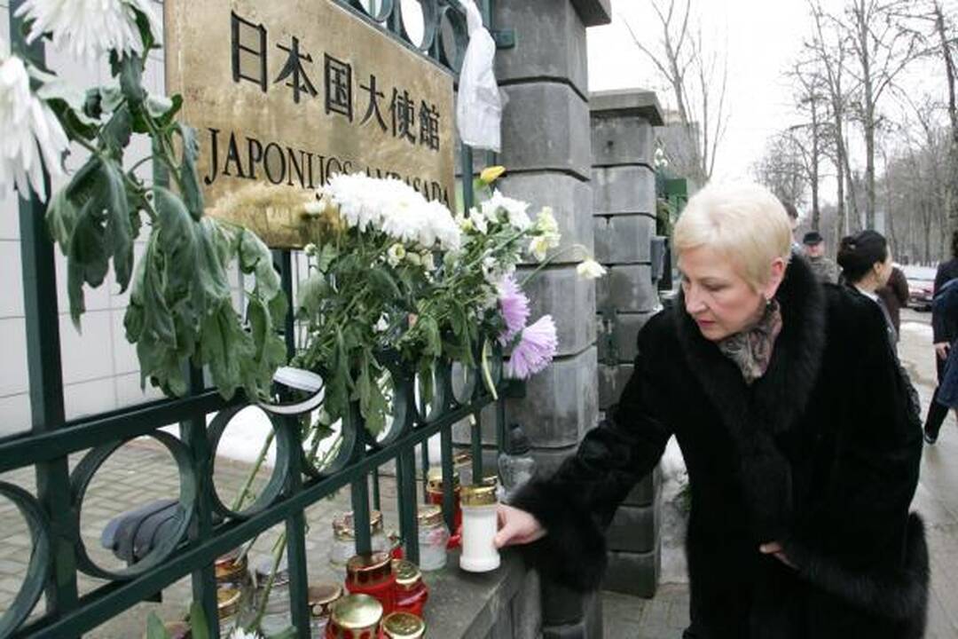 Seimo pirmininkė padėjo gėlių ir uždegė žvakutę prie Japonijos ambasados