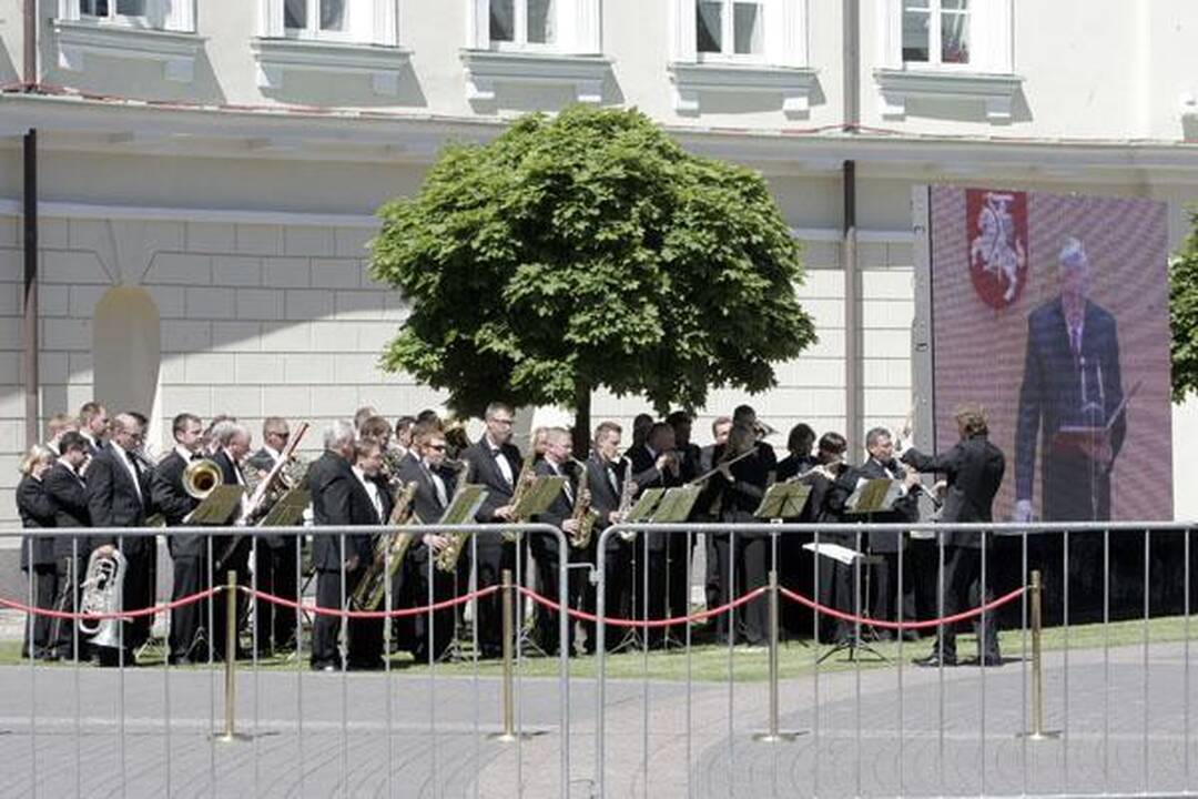 Žmonės ateina pasakyti "sudie" išėjusiam prezidentui