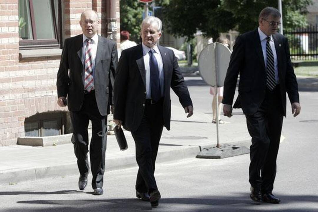 Žmonės ateina pasakyti "sudie" išėjusiam prezidentui