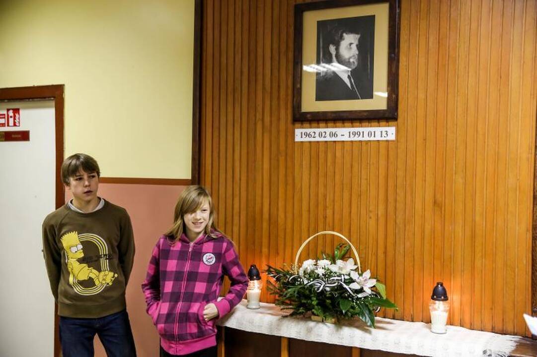 Sausio 13-ąją prisimenant: aušra pasitikta žvakutėmis ir tyla