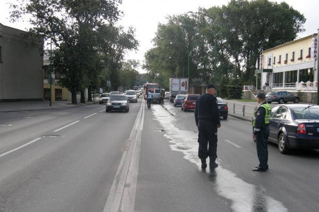 Uostamiesčio Pilies gatvėje eismą trikdė tepalai