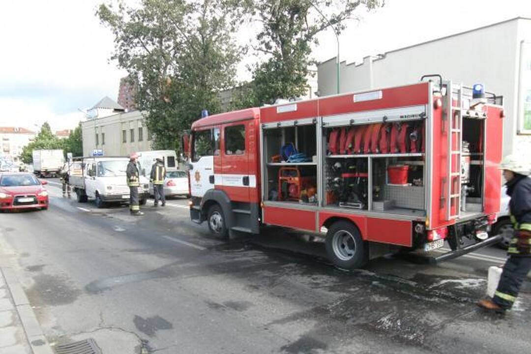 Uostamiesčio Pilies gatvėje eismą trikdė tepalai