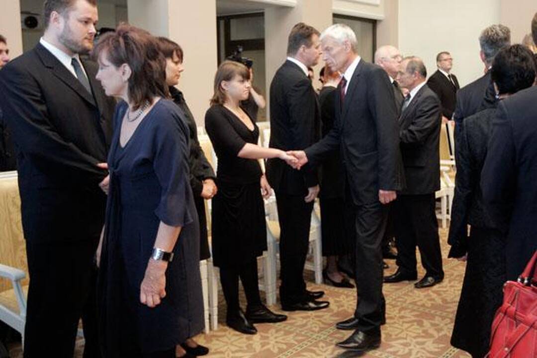 Žmonės ateina pasakyti "sudie" išėjusiam prezidentui