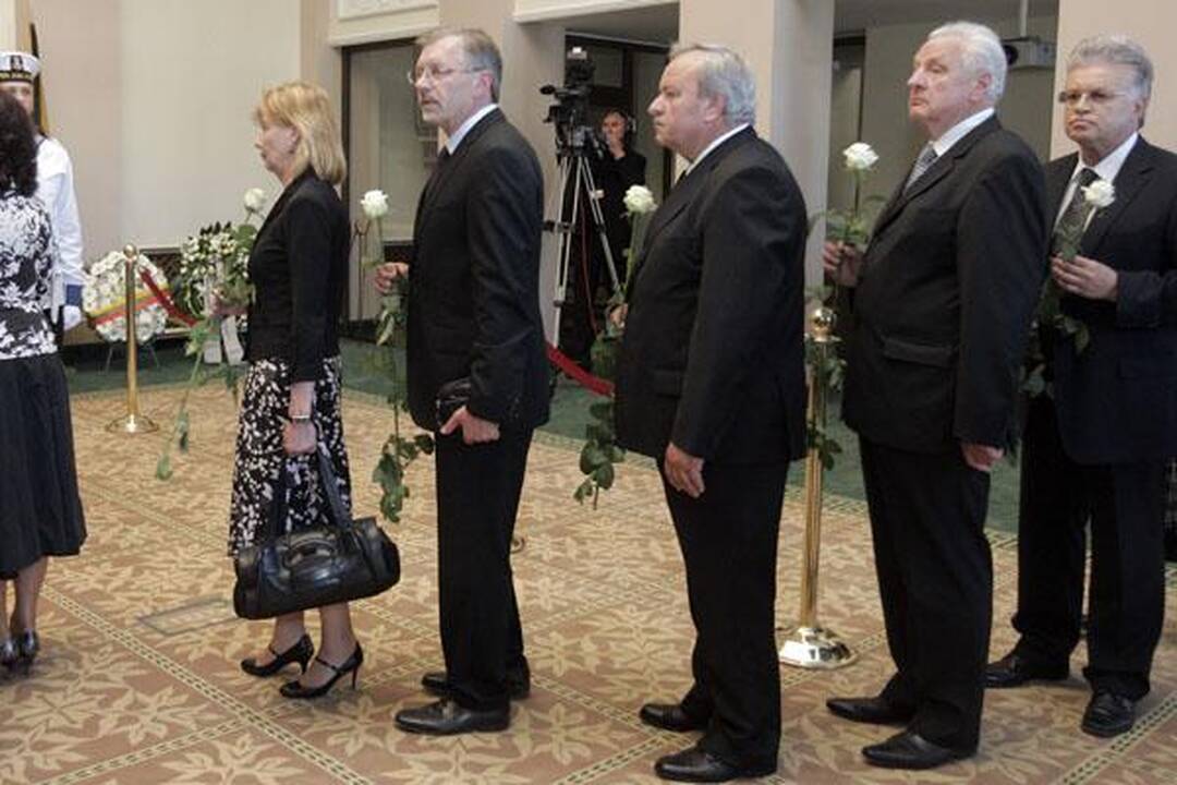 Žmonės ateina pasakyti "sudie" išėjusiam prezidentui