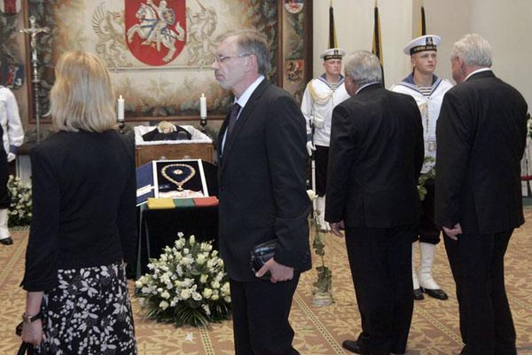 Žmonės ateina pasakyti "sudie" išėjusiam prezidentui