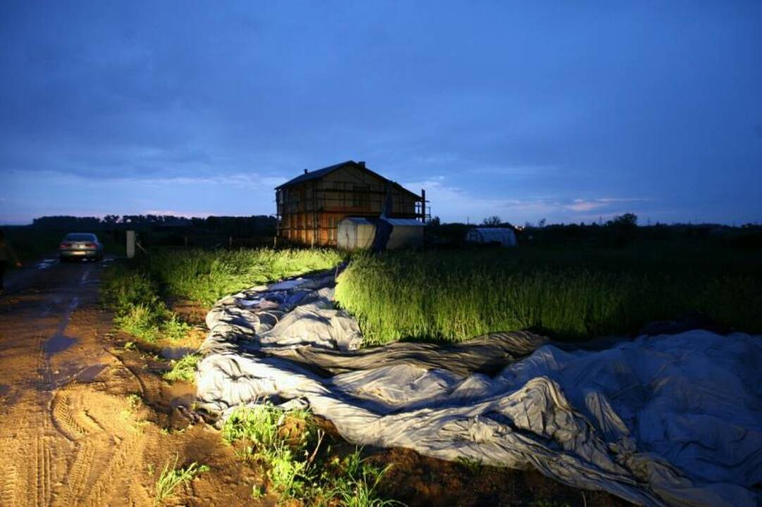Prie Kauno per audrą nukrito oro balionas, sužeisti 7 žmonės