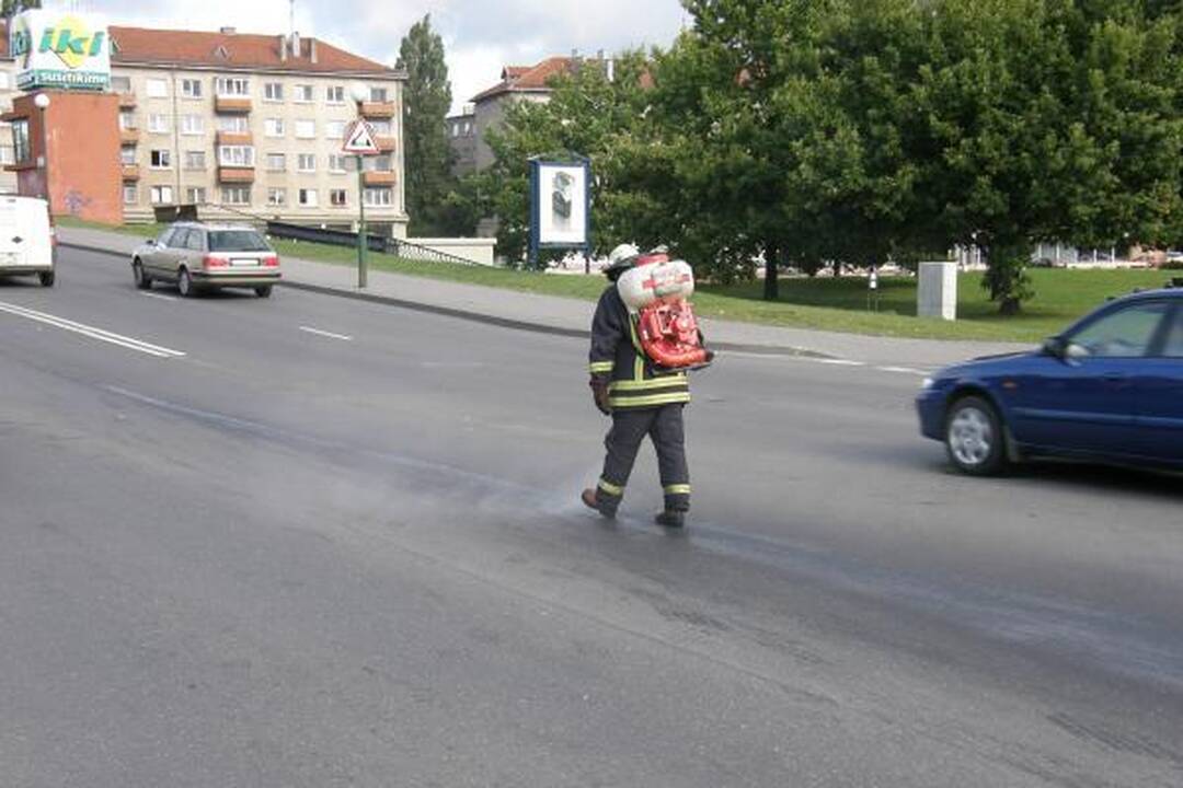 Uostamiesčio Pilies gatvėje eismą trikdė tepalai