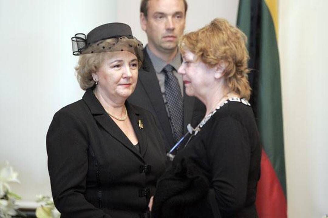 Žmonės ateina pasakyti "sudie" išėjusiam prezidentui