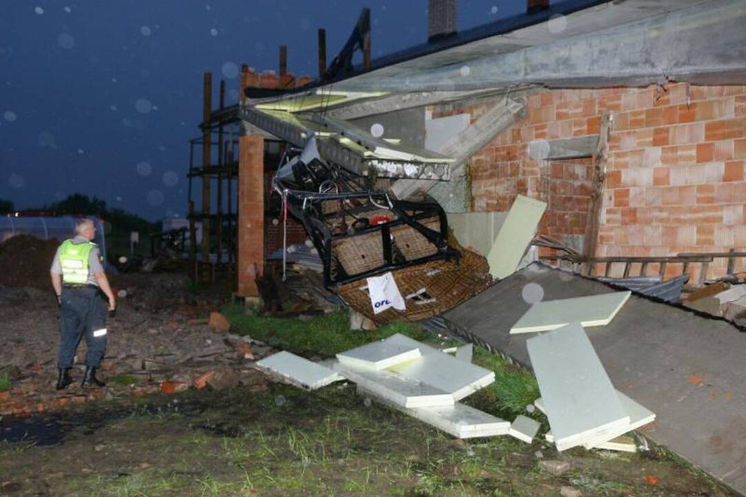 Prie Kauno per audrą nukrito oro balionas, sužeisti 7 žmonės