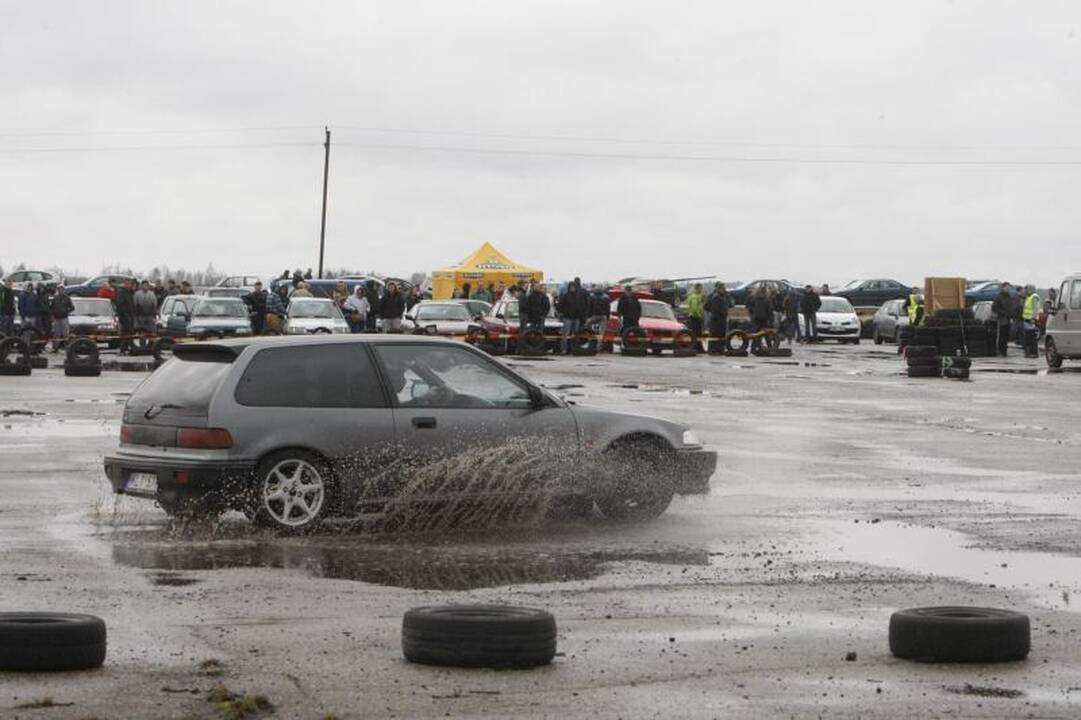 Veiviržėnuose pavasarį budino slalomas  