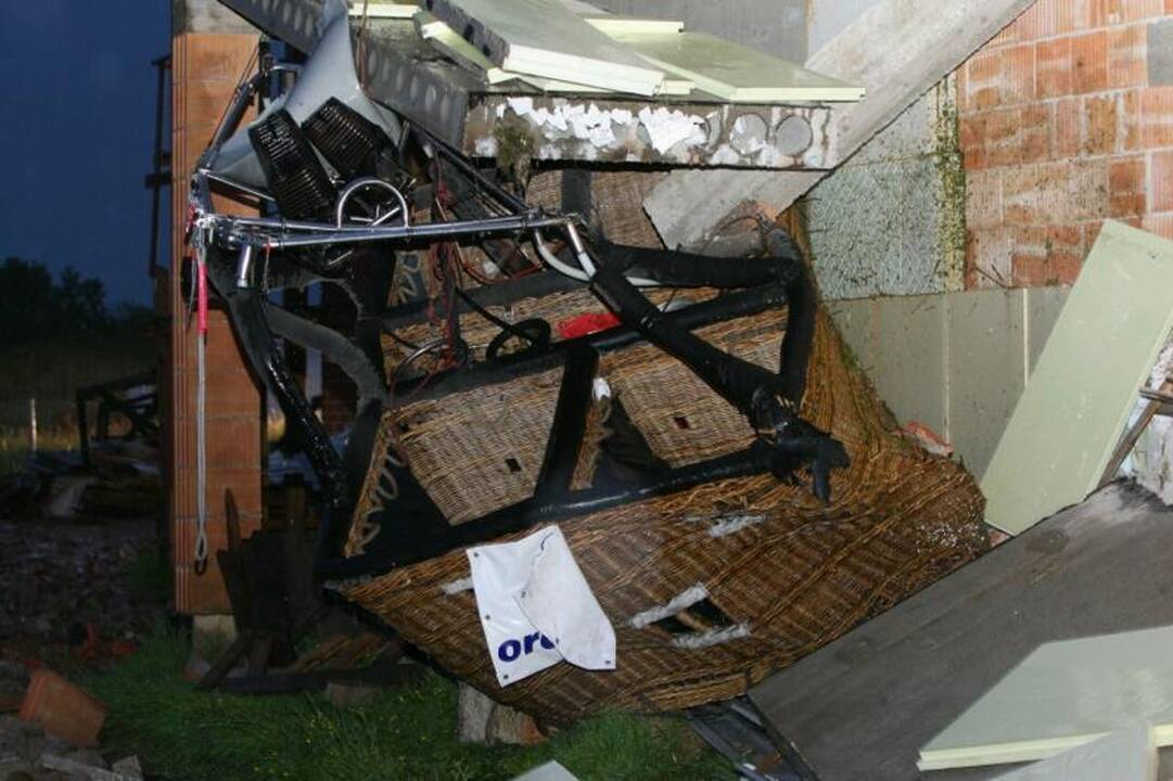 Prie Kauno per audrą nukrito oro balionas, sužeisti 7 žmonės