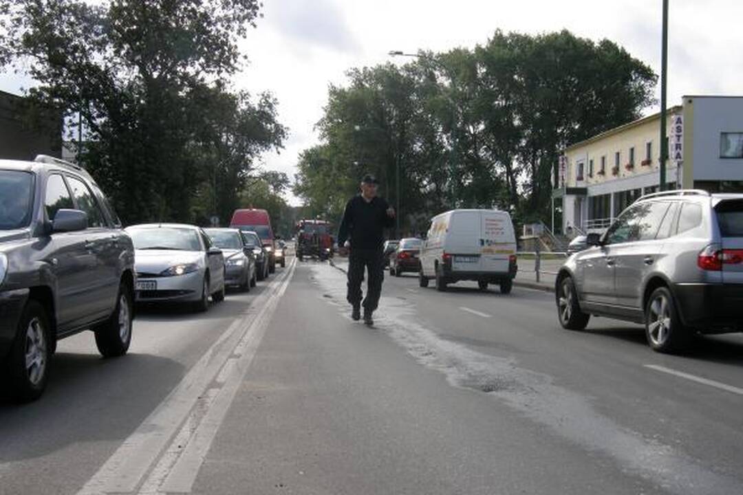 Uostamiesčio Pilies gatvėje eismą trikdė tepalai