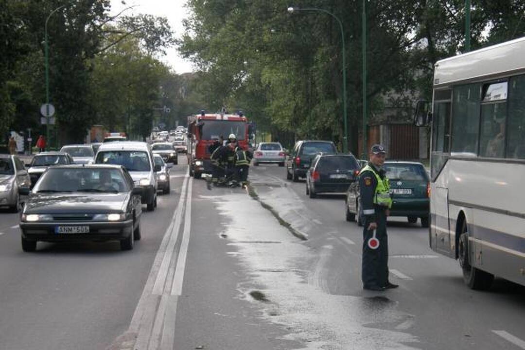 Uostamiesčio Pilies gatvėje eismą trikdė tepalai