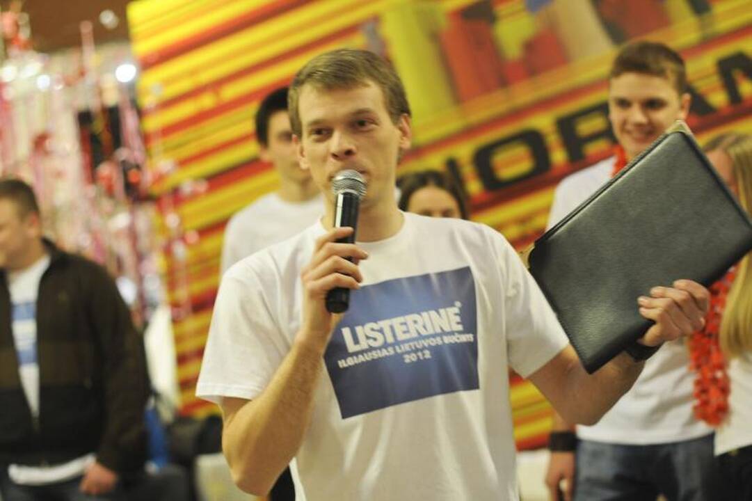 Ilgiausio bučinio konkursas: liko dvi porelės (atnaujinta)