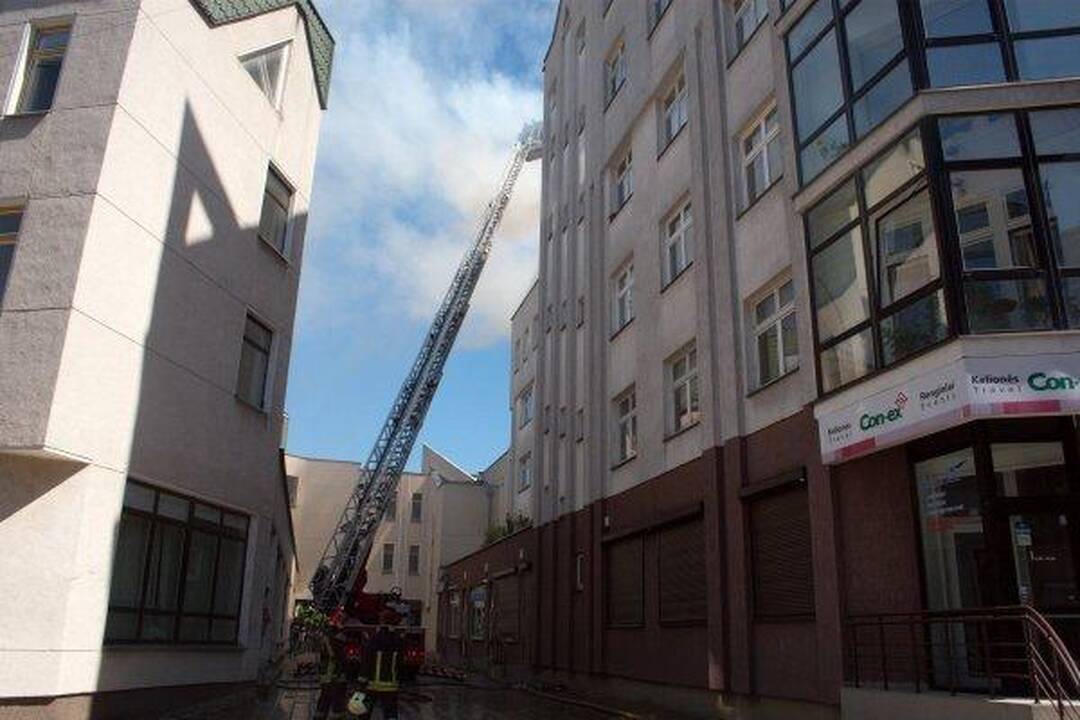 Vilniuje liepsnoja gyvenamojo namo stogas