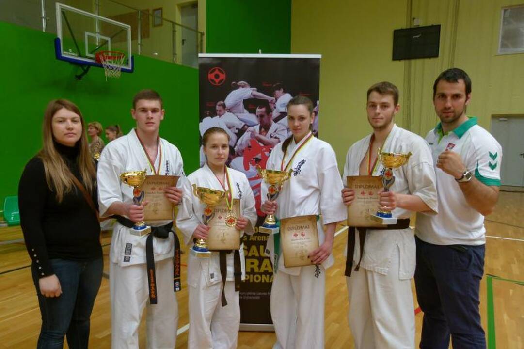 Klaipėdiečiai karatė atletai grįžo su medaliais ir kelialapiais