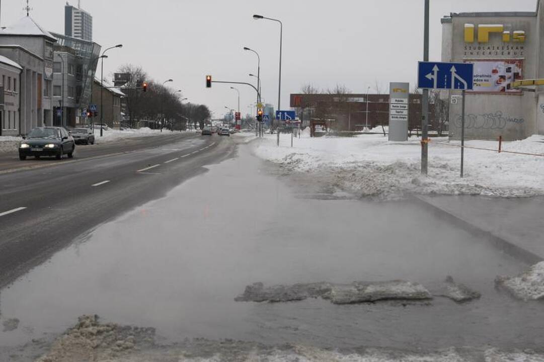 Sprogus vamzdžiui į aplinką veržiasi nuotekos (papildyta)