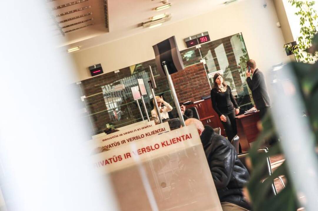 Lietus neištirpdė paskutinį skambutį švenčiančių abiturientų nuotaikos