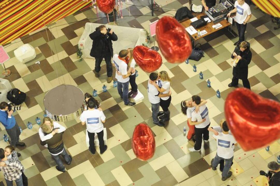 Ilgiausio bučinio konkursas: liko dvi porelės (atnaujinta)