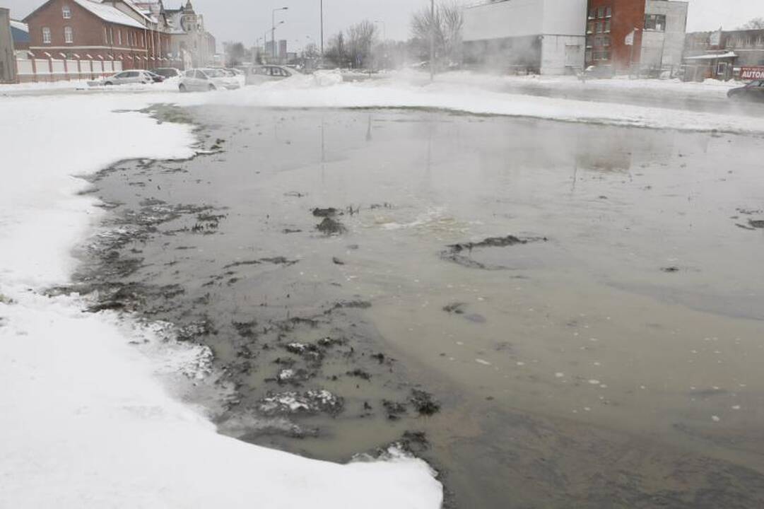 Sprogus vamzdžiui į aplinką veržiasi nuotekos (papildyta)