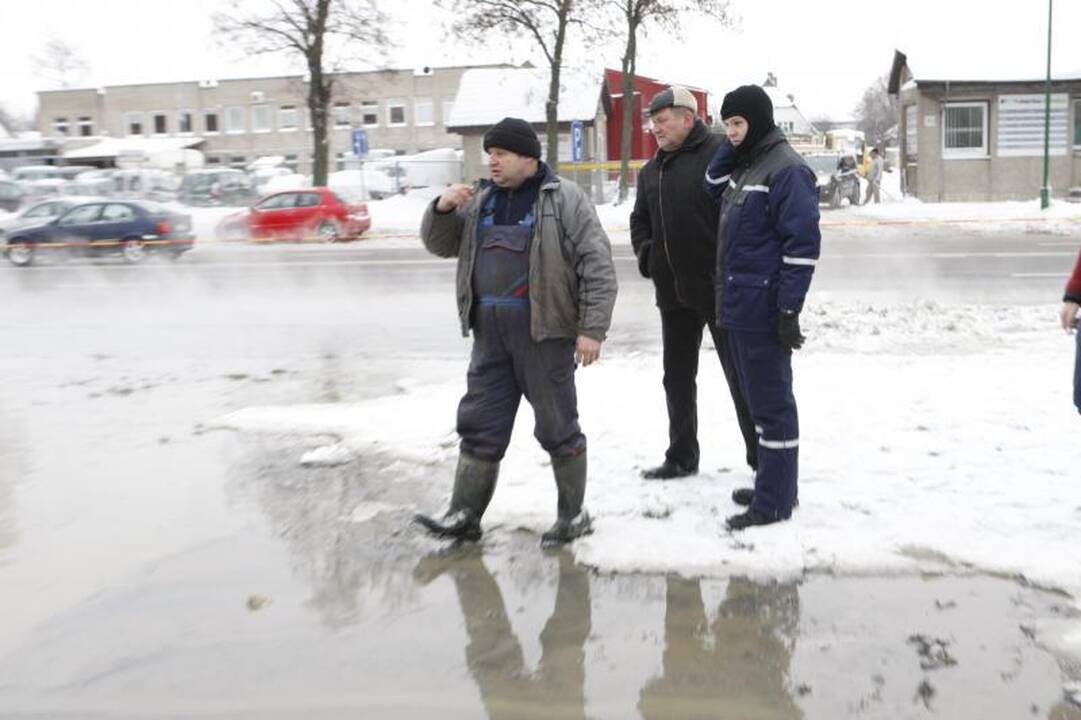 Sprogus vamzdžiui į aplinką veržiasi nuotekos (papildyta)