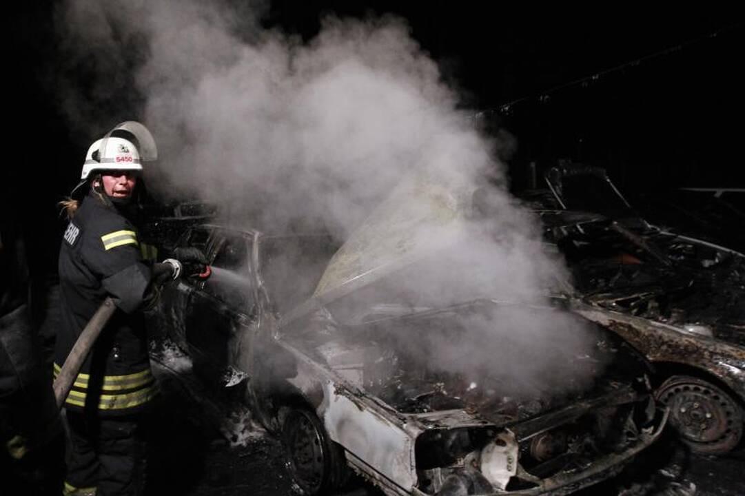 Berlyne ketvirtą naktį liepsnojo automobiliai