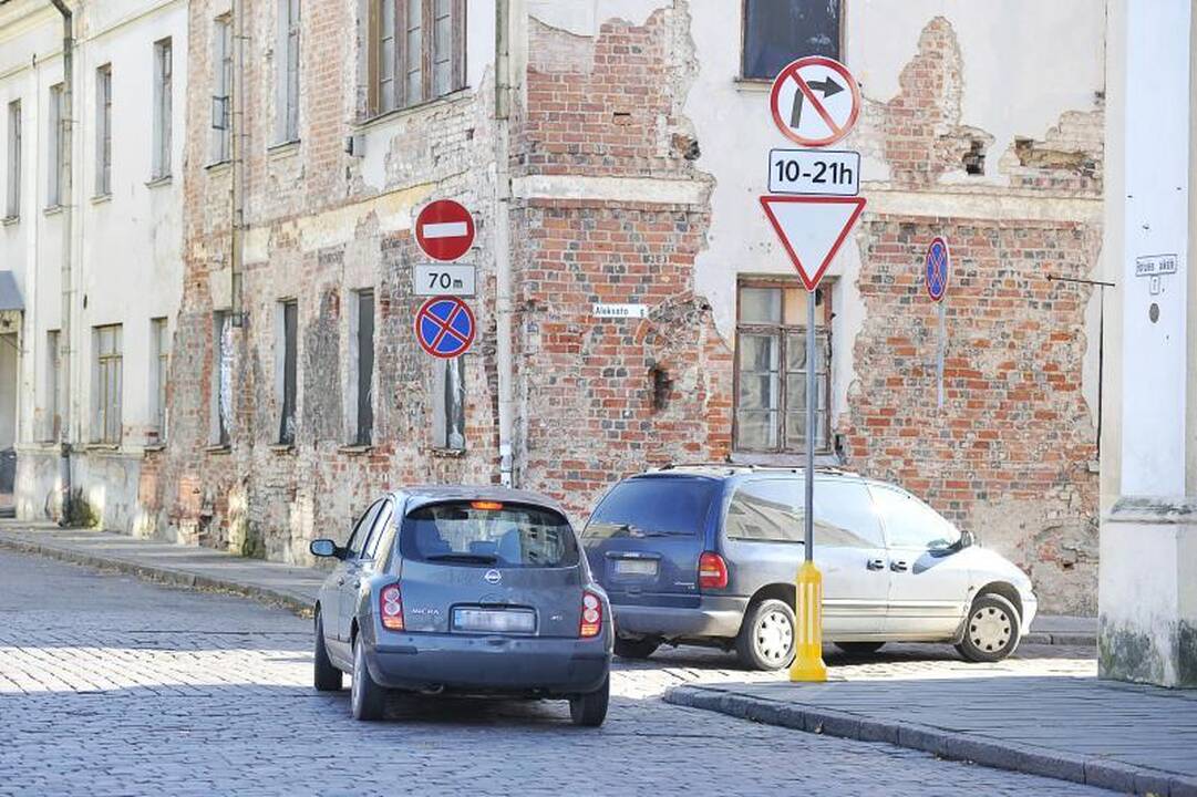 Prie Rotušės aikštės – lavina pažeidimų. Kaltas vairuotojų įprotis?