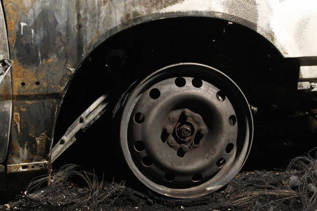 Berlyne ketvirtą naktį liepsnojo automobiliai