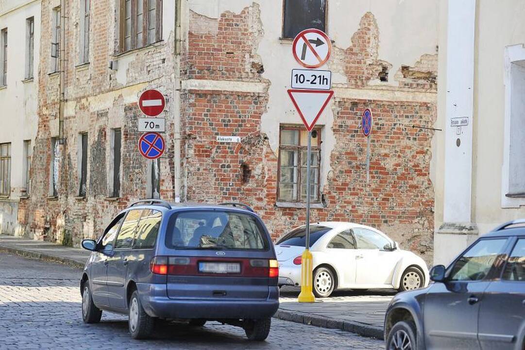 Prie Rotušės aikštės – lavina pažeidimų. Kaltas vairuotojų įprotis?