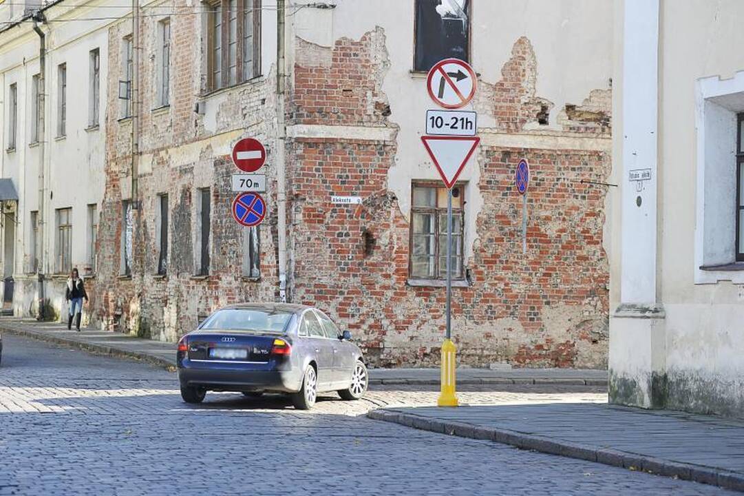 Prie Rotušės aikštės – lavina pažeidimų. Kaltas vairuotojų įprotis?