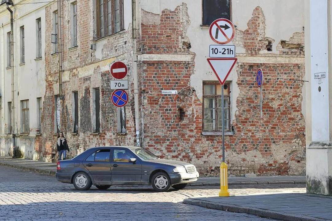 Prie Rotušės aikštės – lavina pažeidimų. Kaltas vairuotojų įprotis?