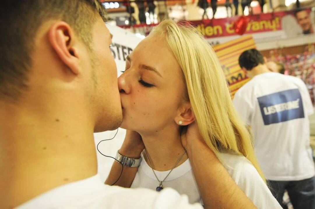Ilgiausio bučinio konkursas: liko dvi porelės (atnaujinta)