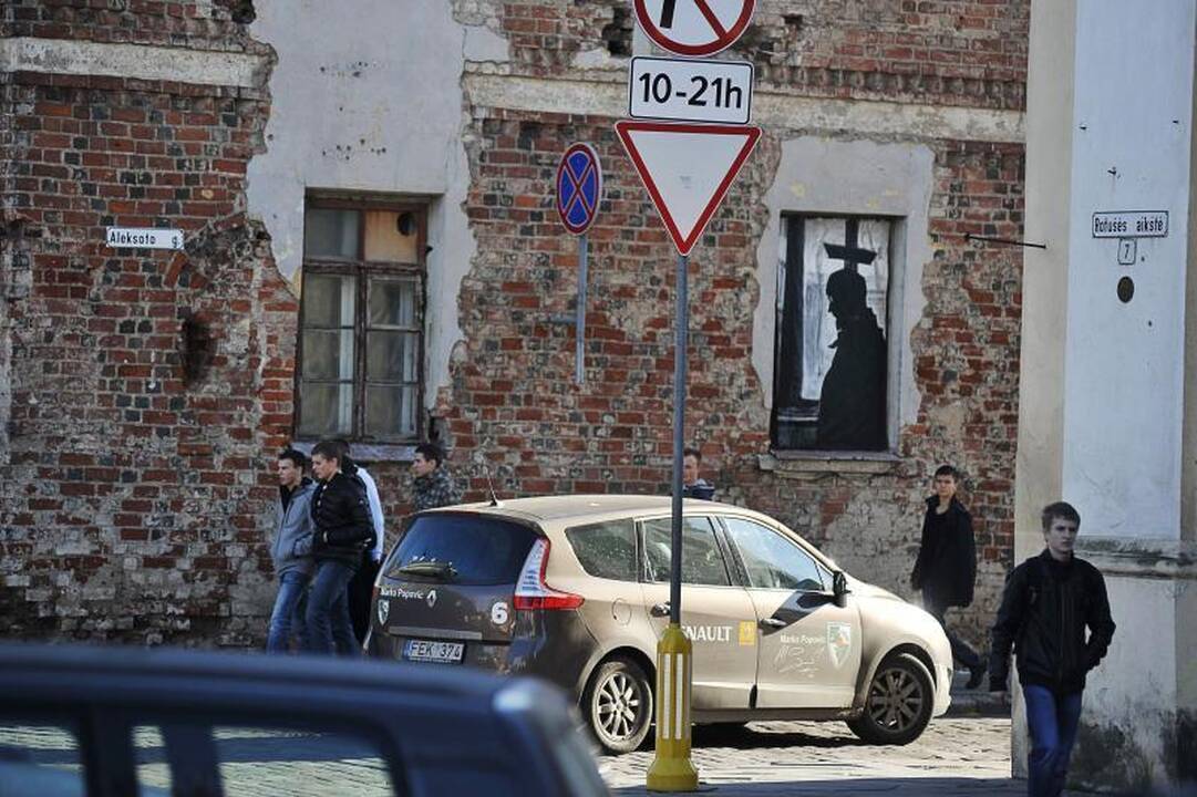Prie Rotušės aikštės – lavina pažeidimų. Kaltas vairuotojų įprotis?