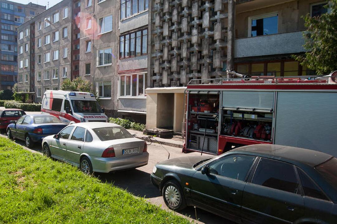 Dėl padegtų šiukšlių kilo pavojus daugiabučio gyventojams
