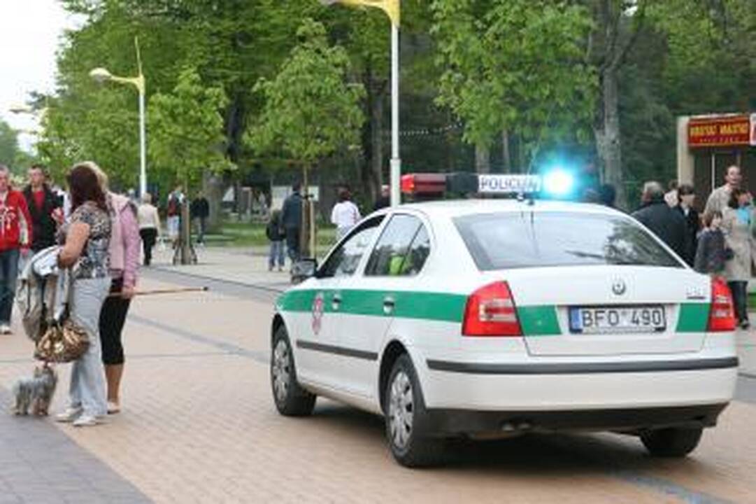 Girtas dviratininkas rėžėsi į policijos mašiną