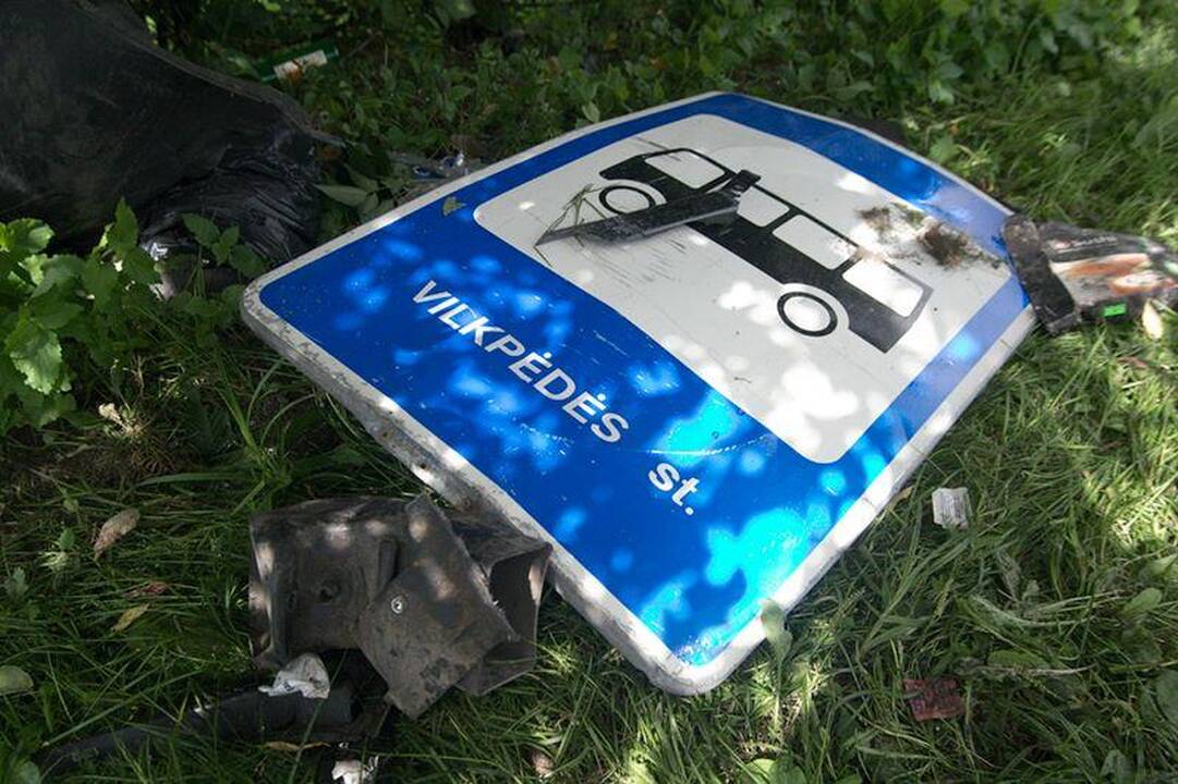 Stotelę suniokojęs BMW įlėkė į degalinę