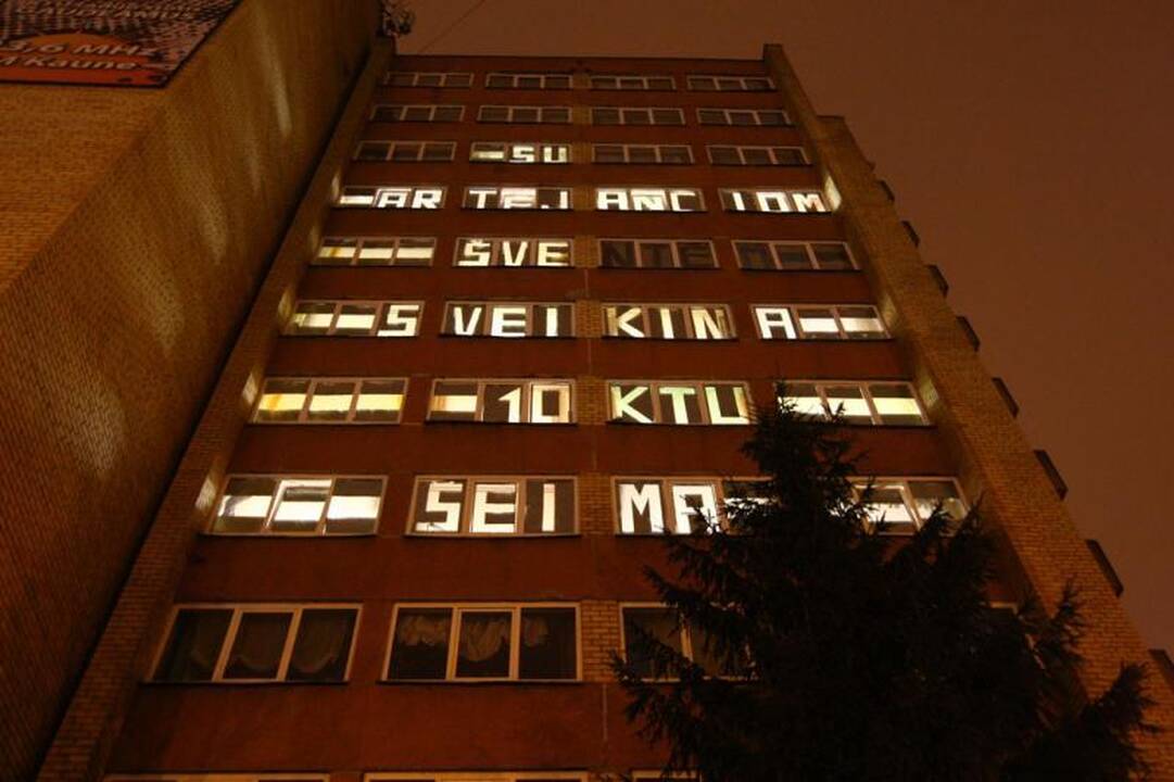 Studentų bendrabutis virto milžinišku kalėdiniu atviruku