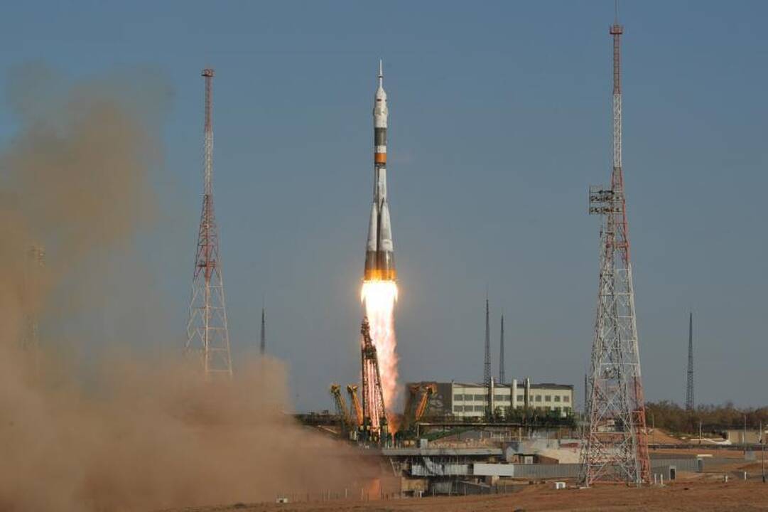 Rusijos raketa iškėlė į orbitą kapsulę su trijų žmonių įgula