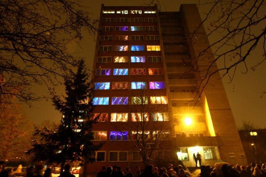 Studentų bendrabutis virto milžinišku kalėdiniu atviruku