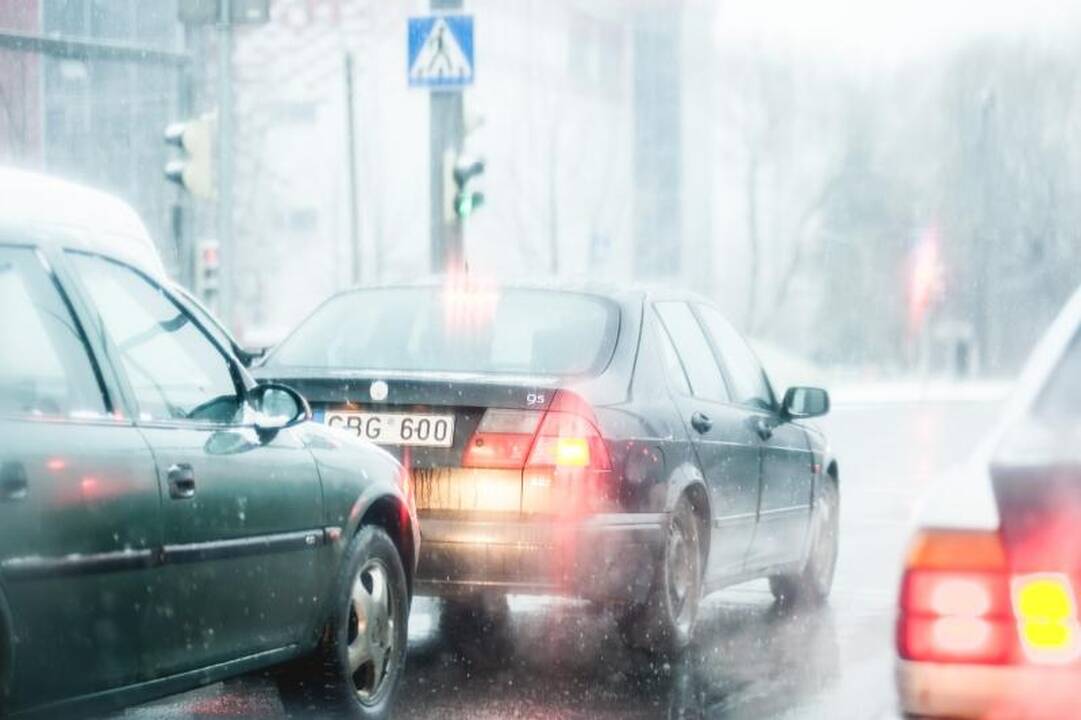 Pirmasis gruodžio sniegas į gatves išginė kelininkus