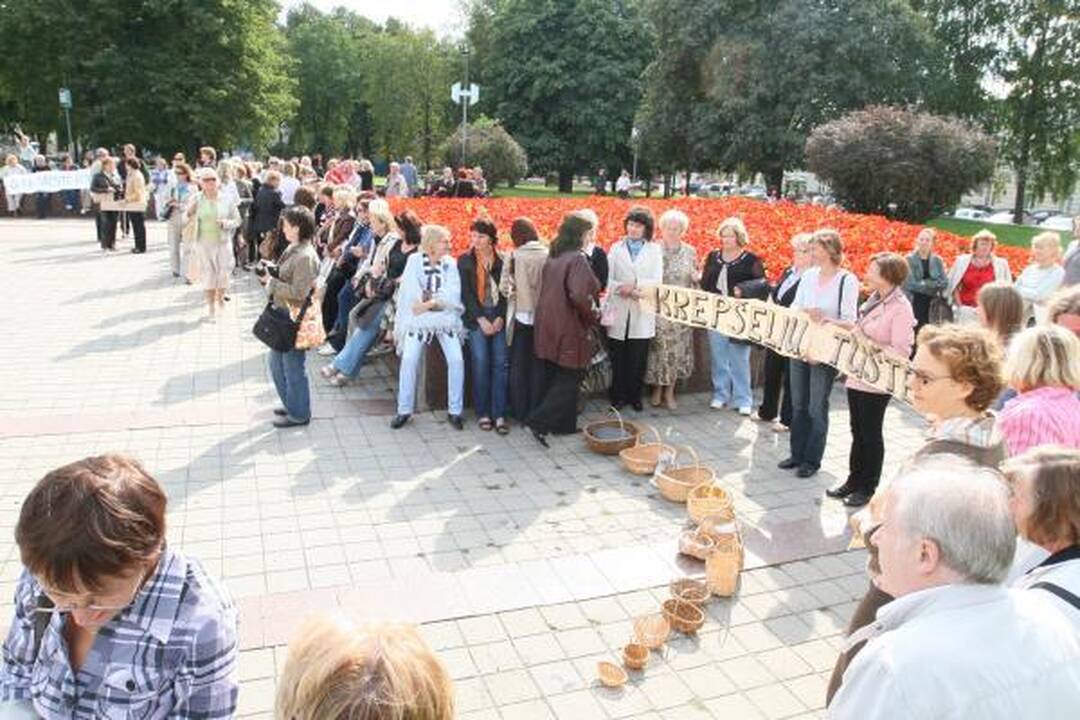 Klaipėdoje mokytojai mitingavo prieš algų mažėjimą
