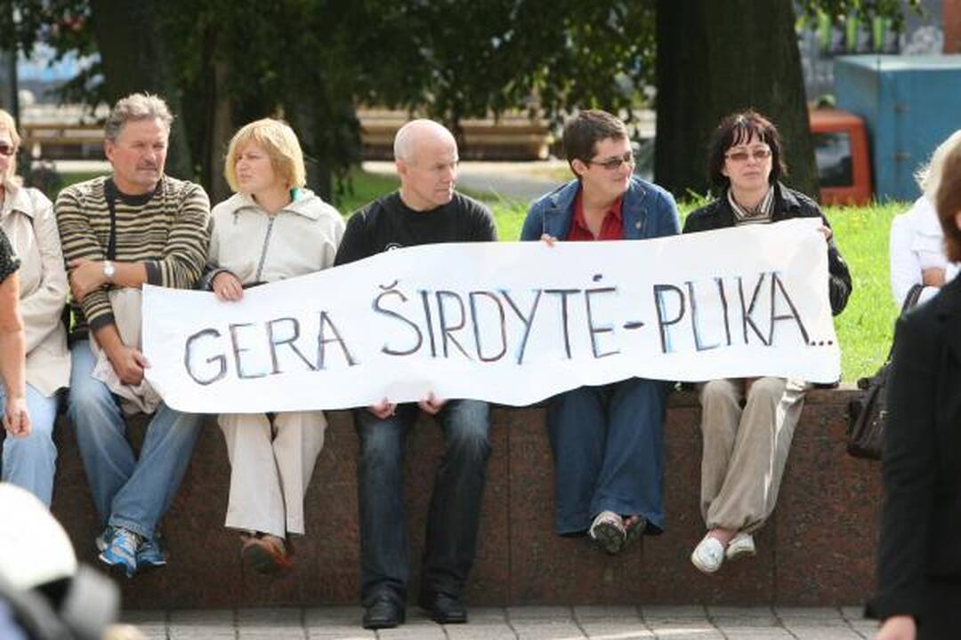 Klaipėdoje mokytojai mitingavo prieš algų mažėjimą