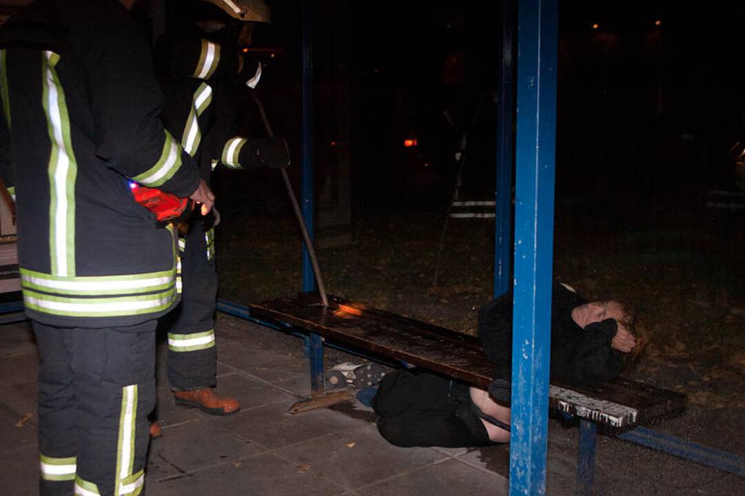 Gelbėtojai vadavo viešojo transporto stotelėje įstrigusią moterį
