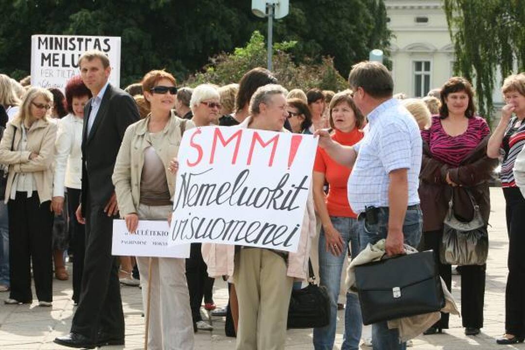 Klaipėdoje mokytojai mitingavo prieš algų mažėjimą