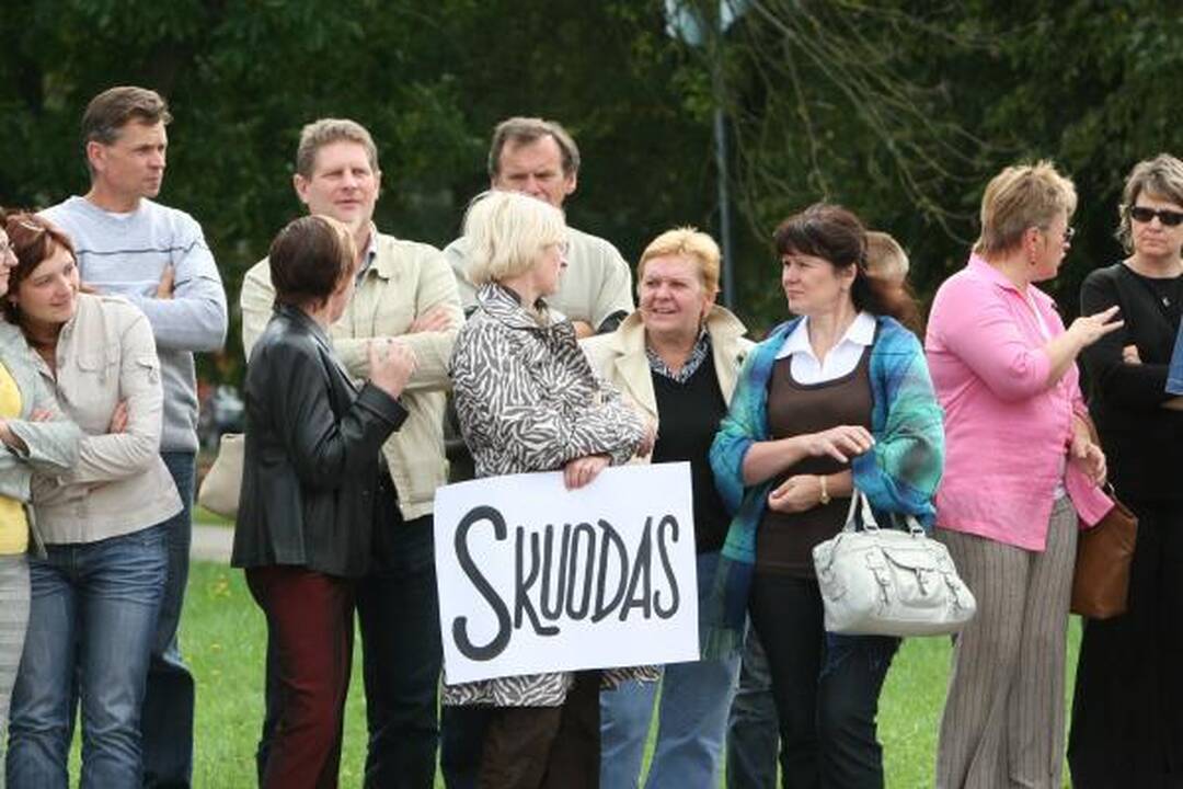 Klaipėdoje mokytojai mitingavo prieš algų mažėjimą