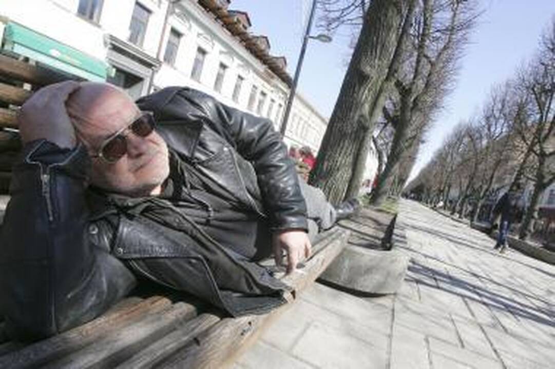 Poezijos skaitymai, skambant šaukštams ir taurelėms - normalu?