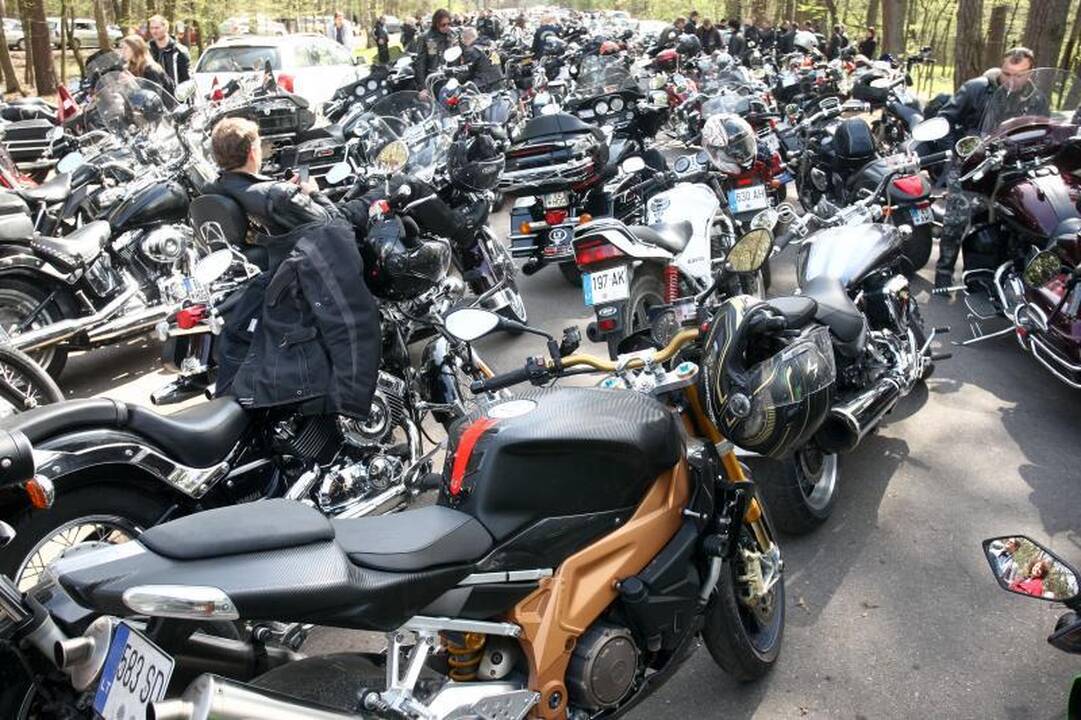 Triukšminga kolona sostinės gatvėse atidarytas baikerių sezonas