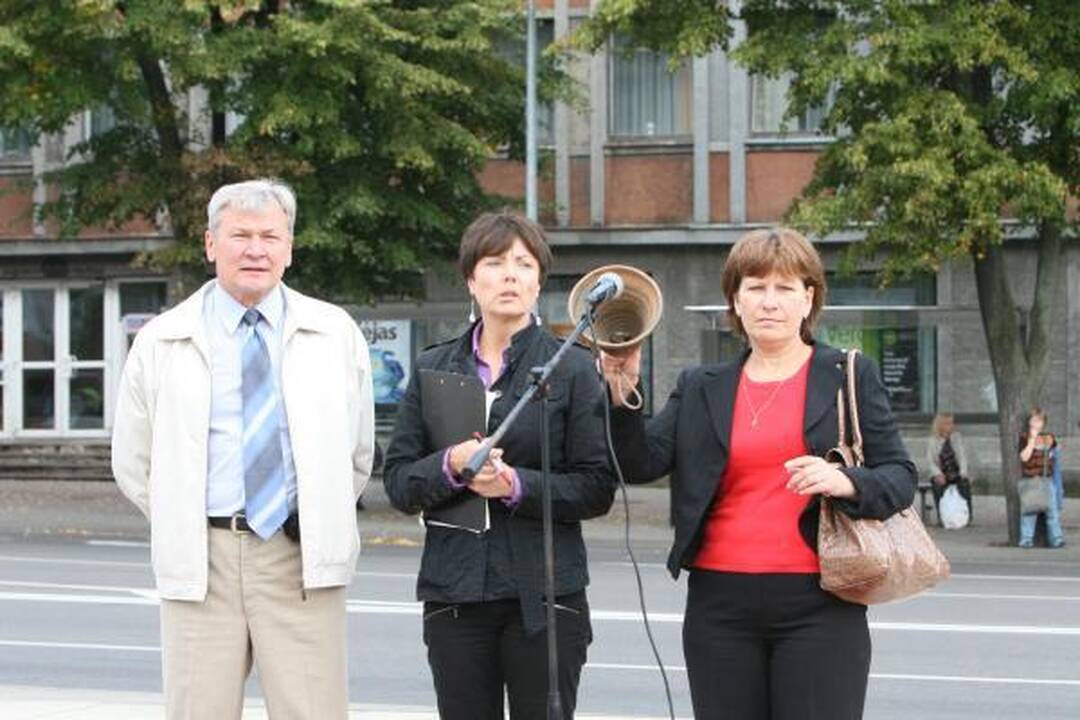 Klaipėdoje mokytojai mitingavo prieš algų mažėjimą